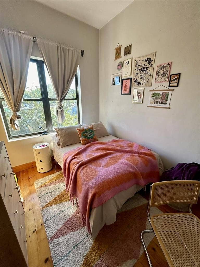 Room available in Crown Heightss