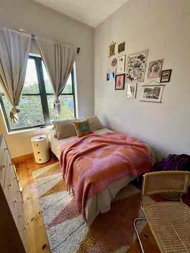 Room available in Crown Heightss