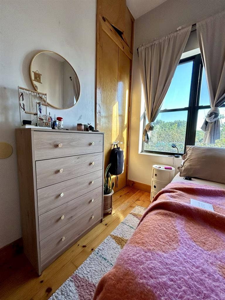 Room available in Crown Heightss