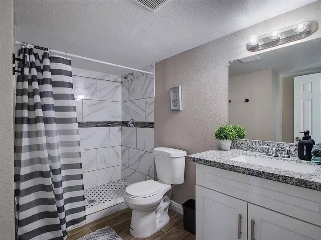 ROOM FOR RENT - ART DISTRICT $
