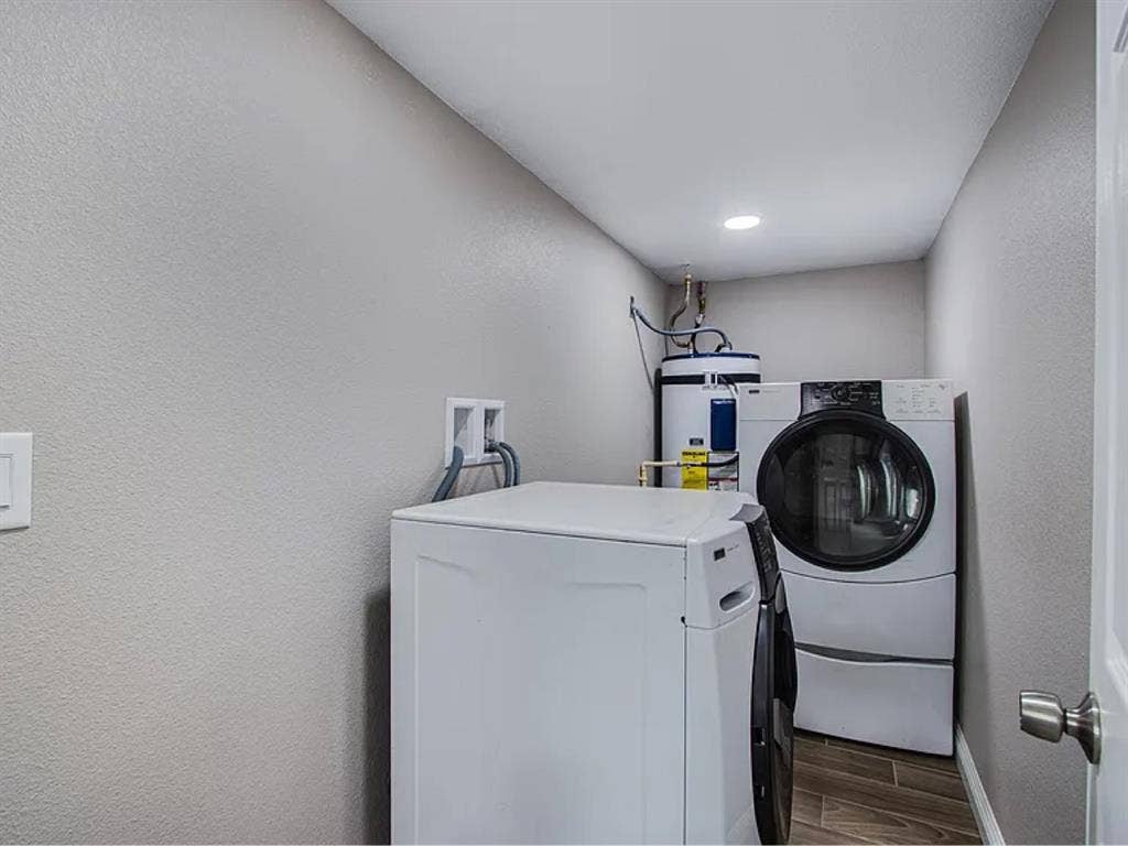 ROOM FOR RENT - ART DISTRICT $
