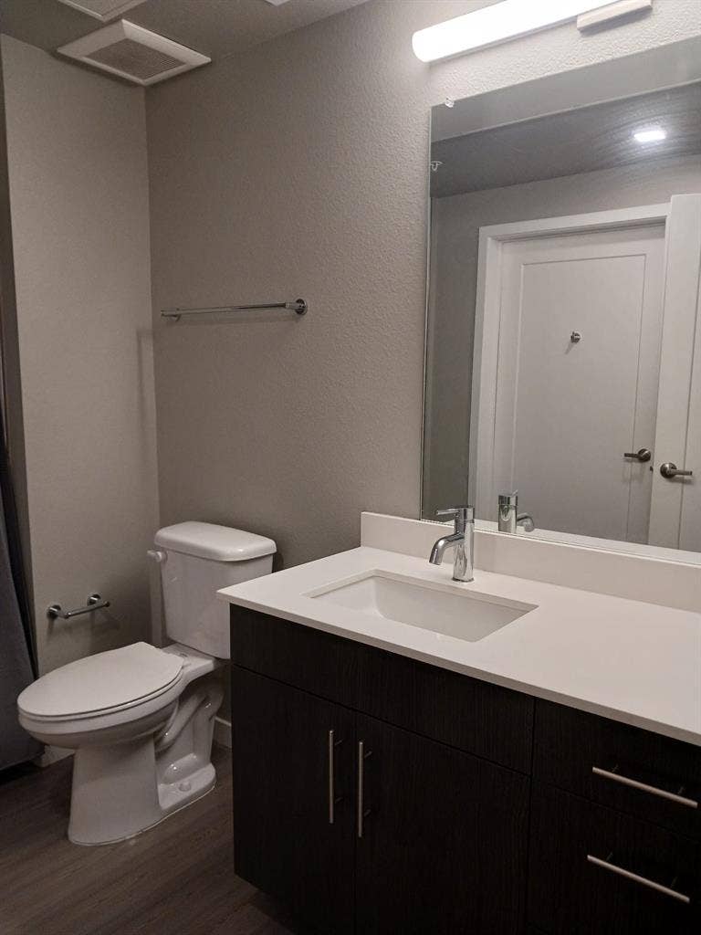 Room for rent ! Available sept 1st