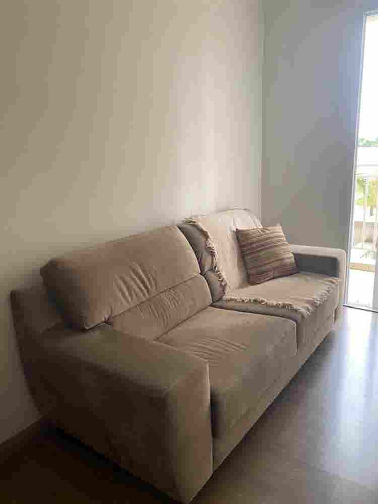 Quarto mobiliado  
banheiro.