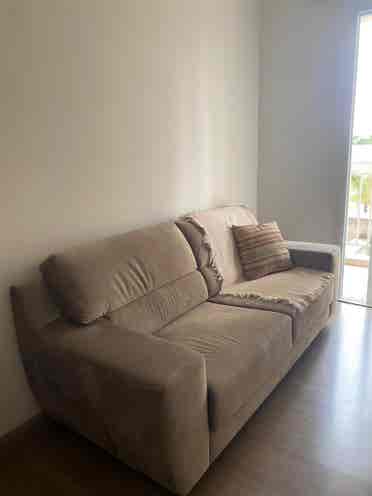 Quarto mobiliado  
banheiro.
