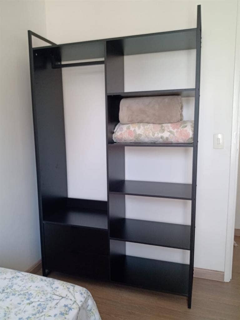 Quarto mobiliado
banheiro.