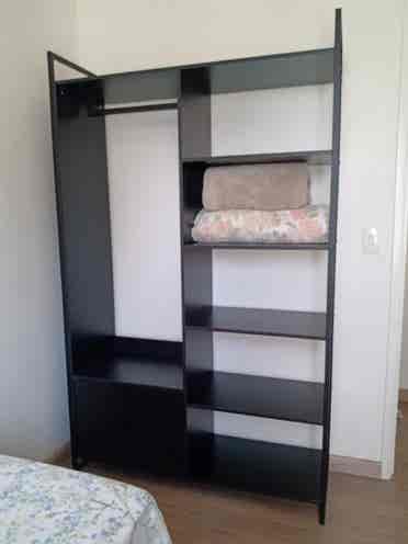 Quarto mobiliado  
banheiro.