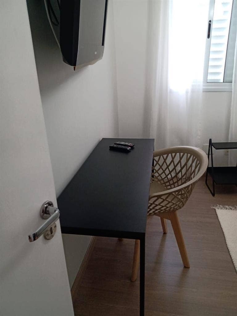 Quarto mobiliado
banheiro.