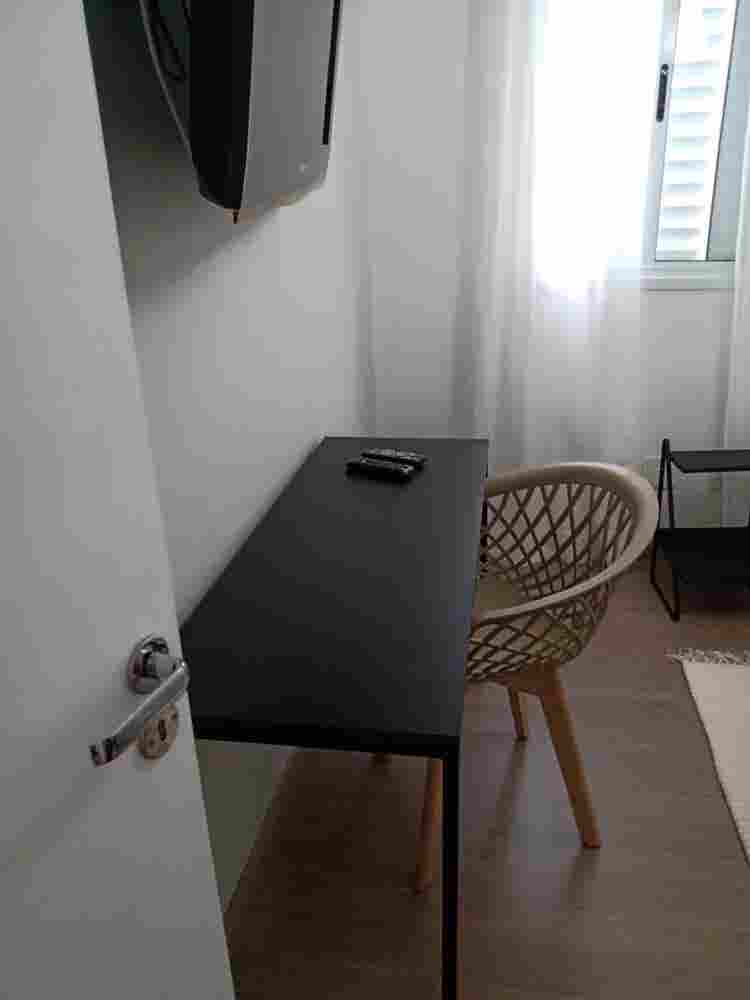 Quarto mobiliado  
banheiro.
