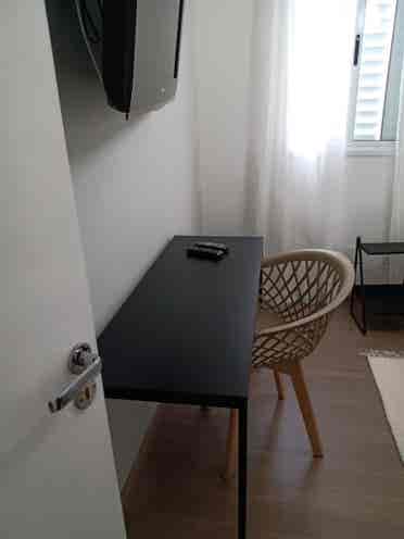 Quarto mobiliado  
banheiro.