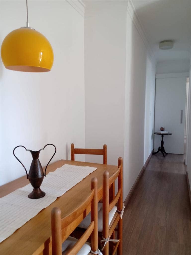 Quarto mobiliado
banheiro.