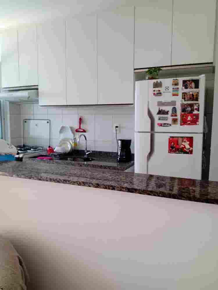 Quarto mobiliado  
banheiro.