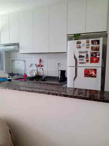 Quarto mobiliado  
banheiro.