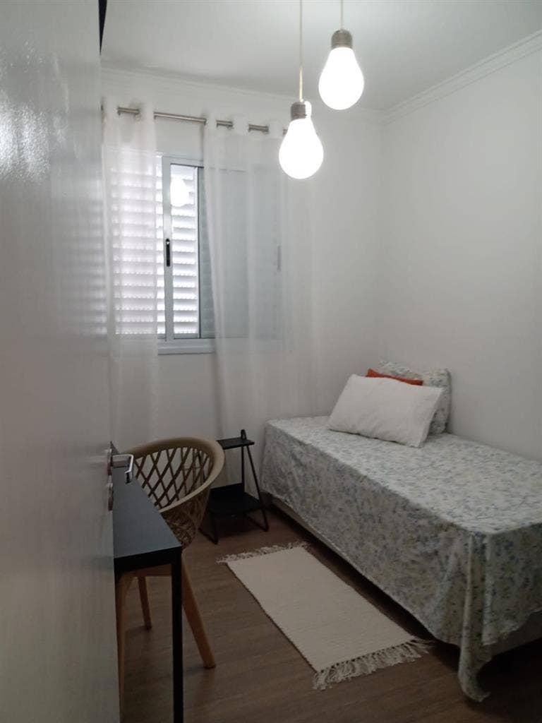 Quarto mobiliado
banheiro.