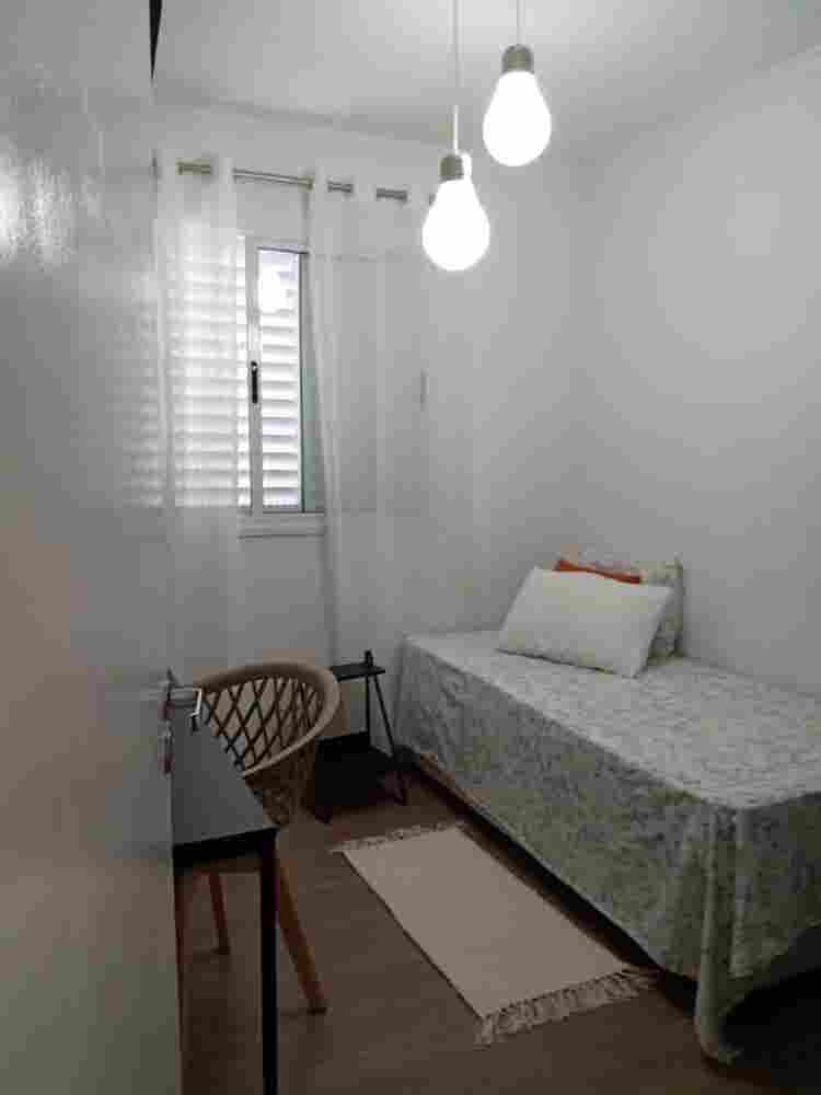 Quarto mobiliado  
banheiro.