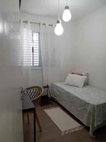 Quarto mobiliado  
banheiro.