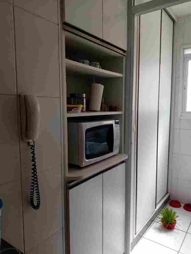 Quarto mobiliado  
banheiro.