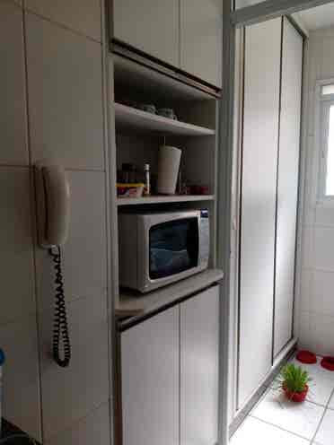 Quarto mobiliado  
banheiro.