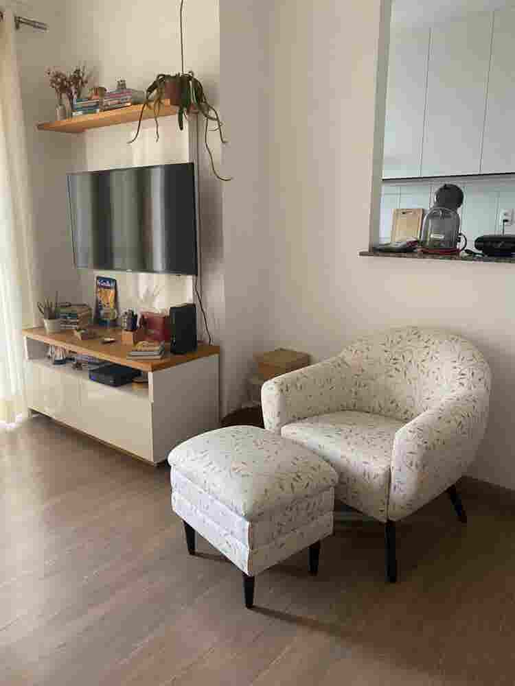 Quarto mobiliado  
banheiro.