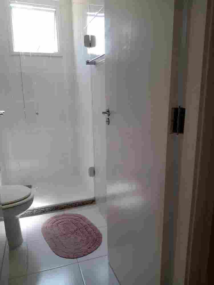Quarto mobiliado  
banheiro.