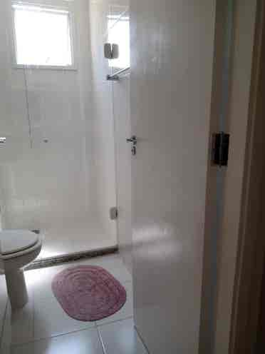 Quarto mobiliado  
banheiro.