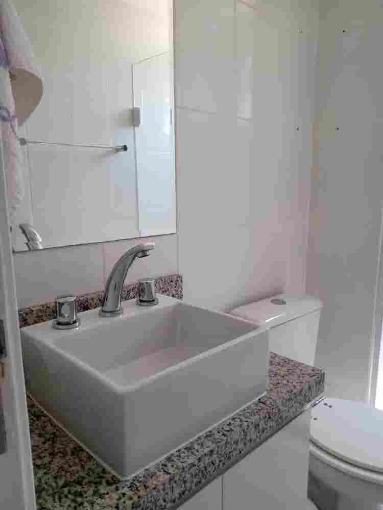 Quarto mobiliado  
banheiro.