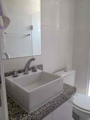 Quarto mobiliado  
banheiro.