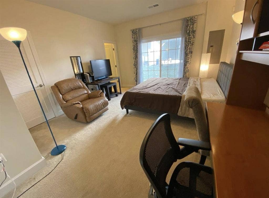 Private room - need roommate