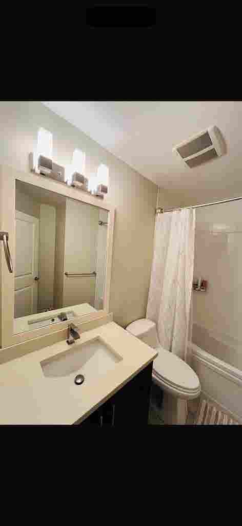 Room for rent in townhouse