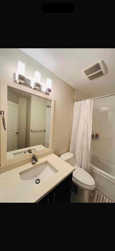 Room for rent in townhouse