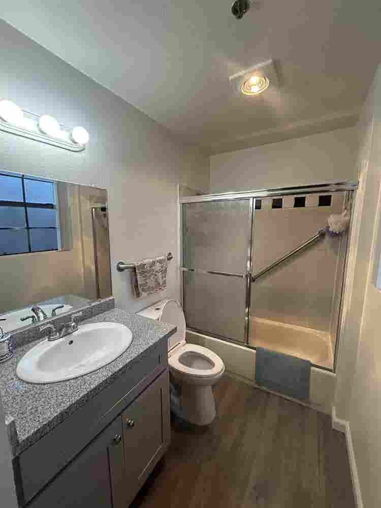 Beautiful Room/Bathroom in Venice
