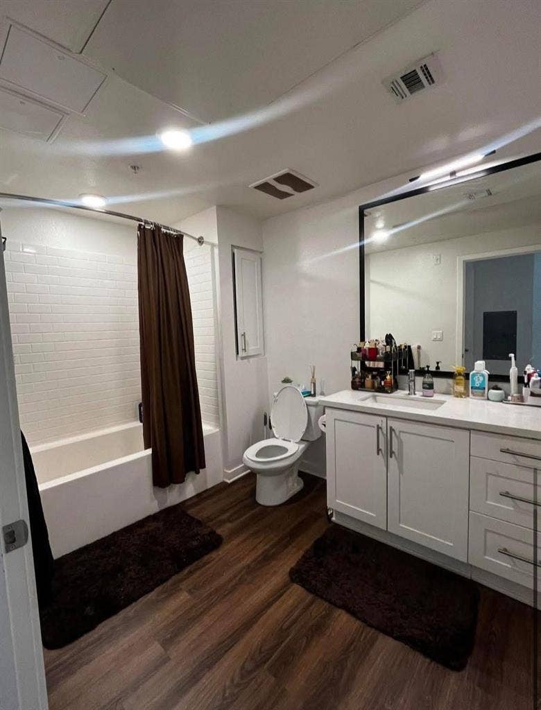 URGENT — Female roomie needed