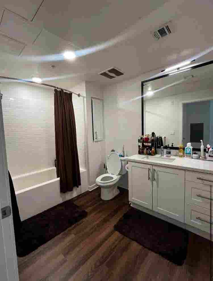 URGENT — Female roomie needed