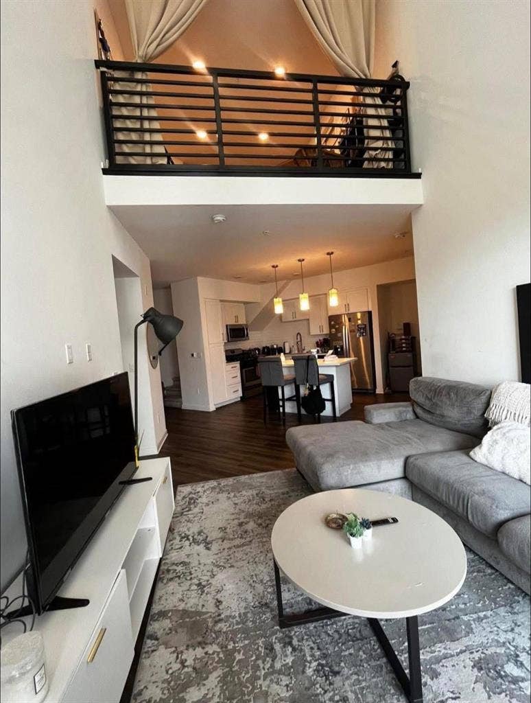 URGENT — Female roomie needed