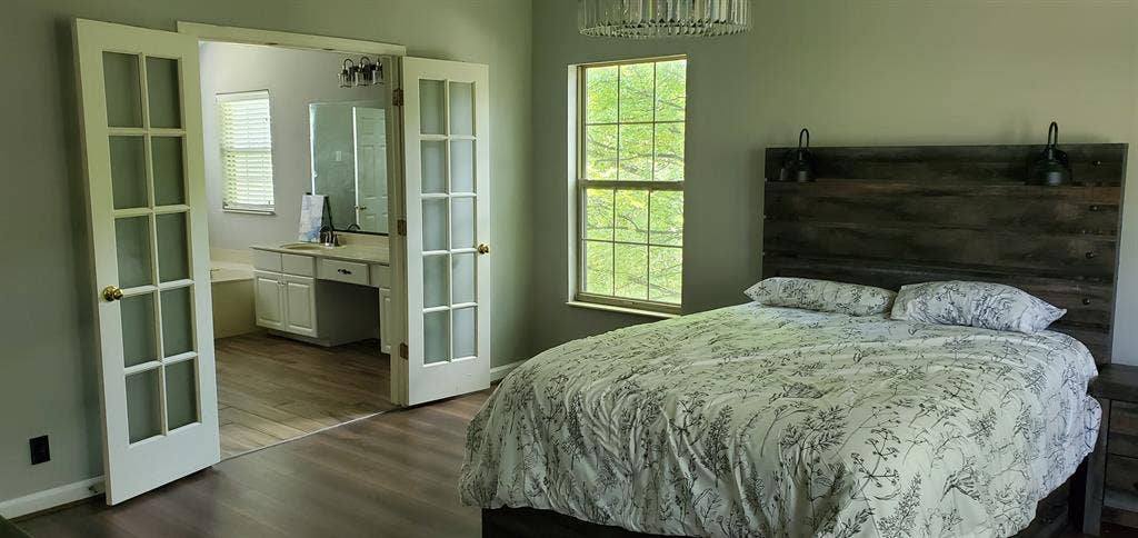 Spacious Bedroom in Quiet Area