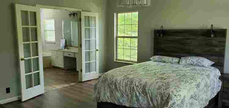 Spacious Bedroom in Quiet Area