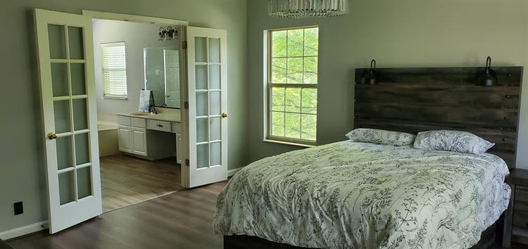 Spacious Bedroom in Quiet Area