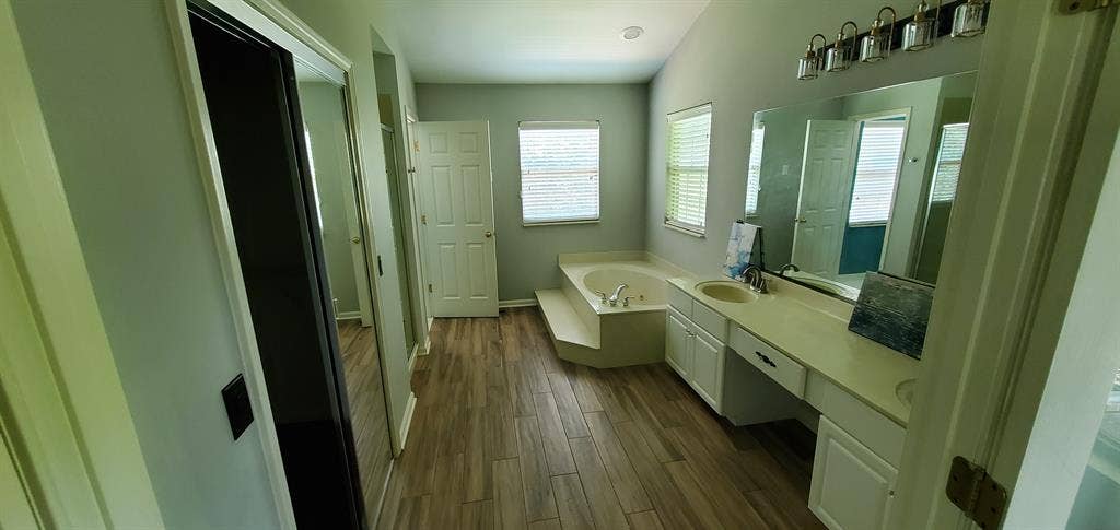 Spacious Bedroom in Quiet Area