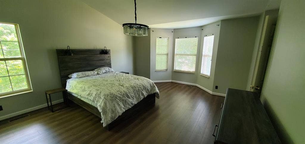 Spacious Bedroom in Quiet Area