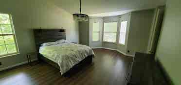 Spacious Bedroom in Quiet Area