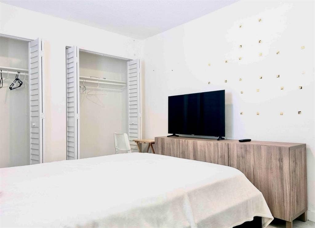 Midtown ( Edgewater ) private room