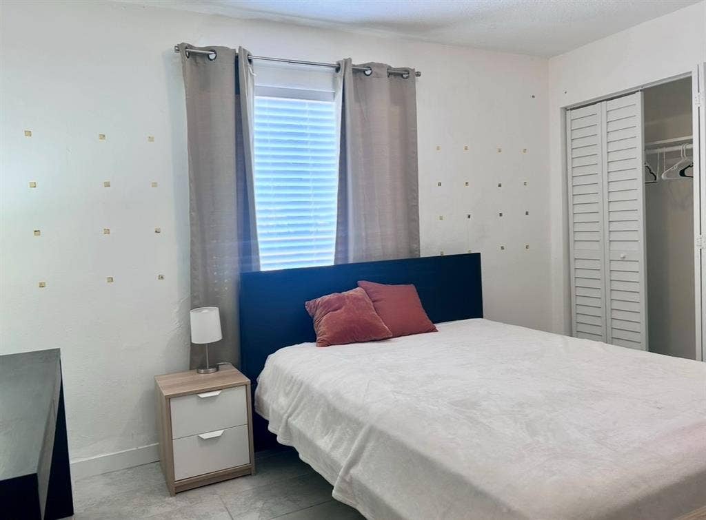 Midtown ( Edgewater ) private room