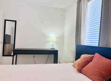 Midtown ( Edgewater ) private room