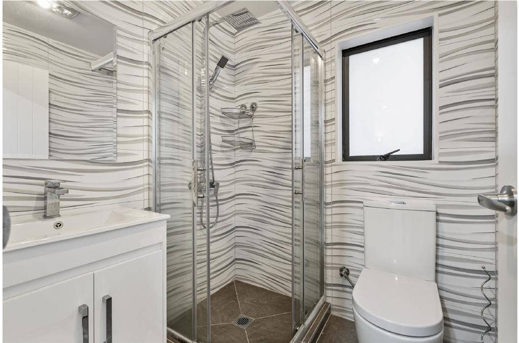 Kingsize bed with private bathroom