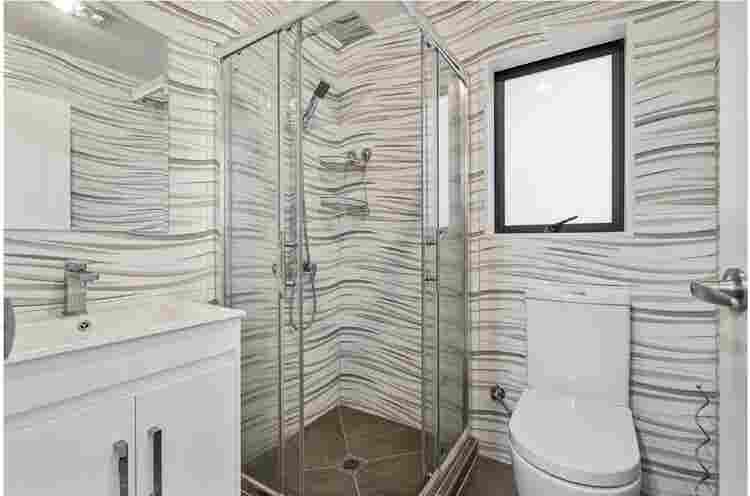 Kingsize bed with private bathroom