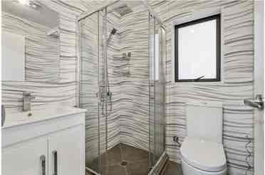Kingsize bed with private bathroom
