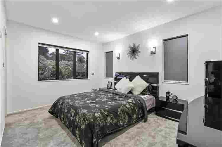 Kingsize bed with private bathroom