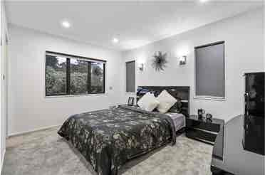 Kingsize bed with private bathroom