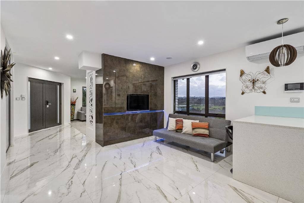 Kingsize bed with private bathroom