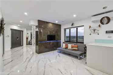 Kingsize bed with private bathroom
