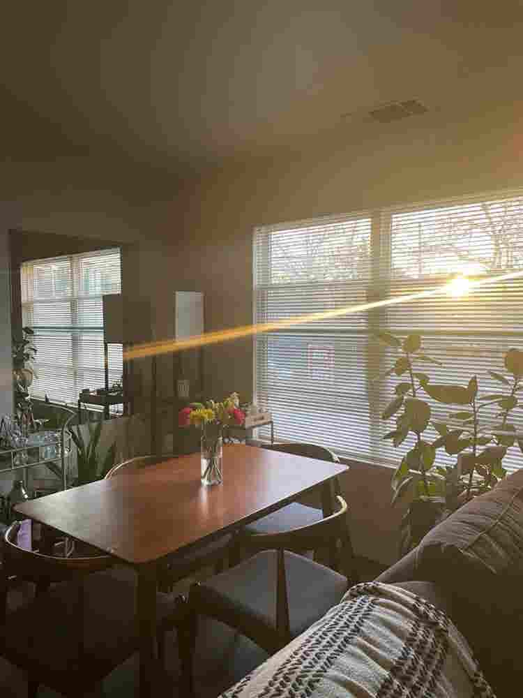 Spacious Midtown room available